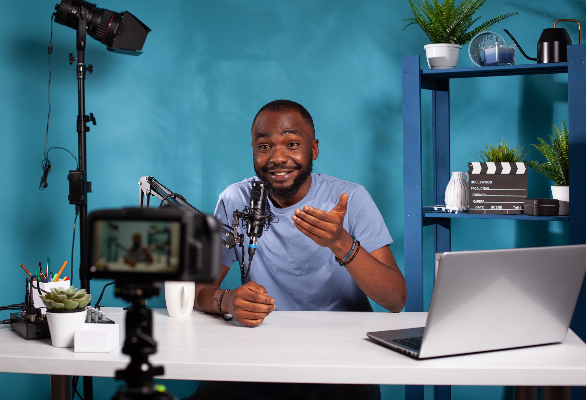 Creator spricht in einem Studio vor Kamera und Mikrofon