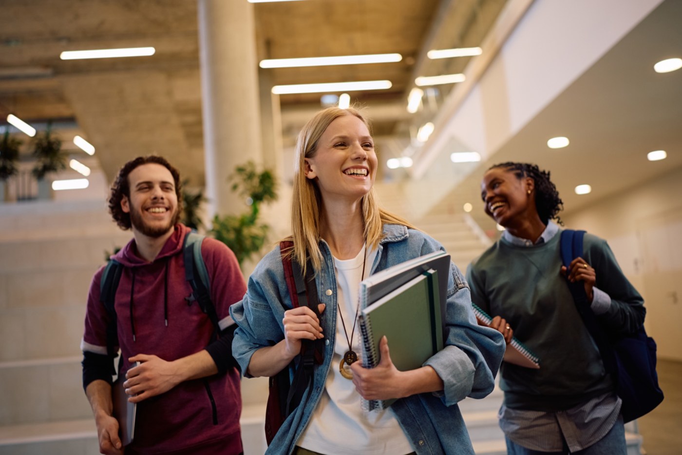 Studierende im Gespräch in einem Hochschulgebäude / Students talking on campus