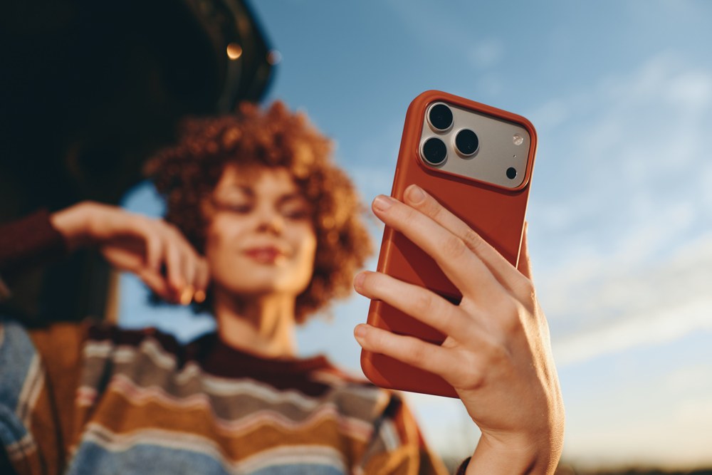 Creatorin mit Smartphone im Freien