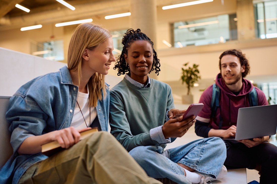 Studierende lernen gemeinsam / Students learning together
